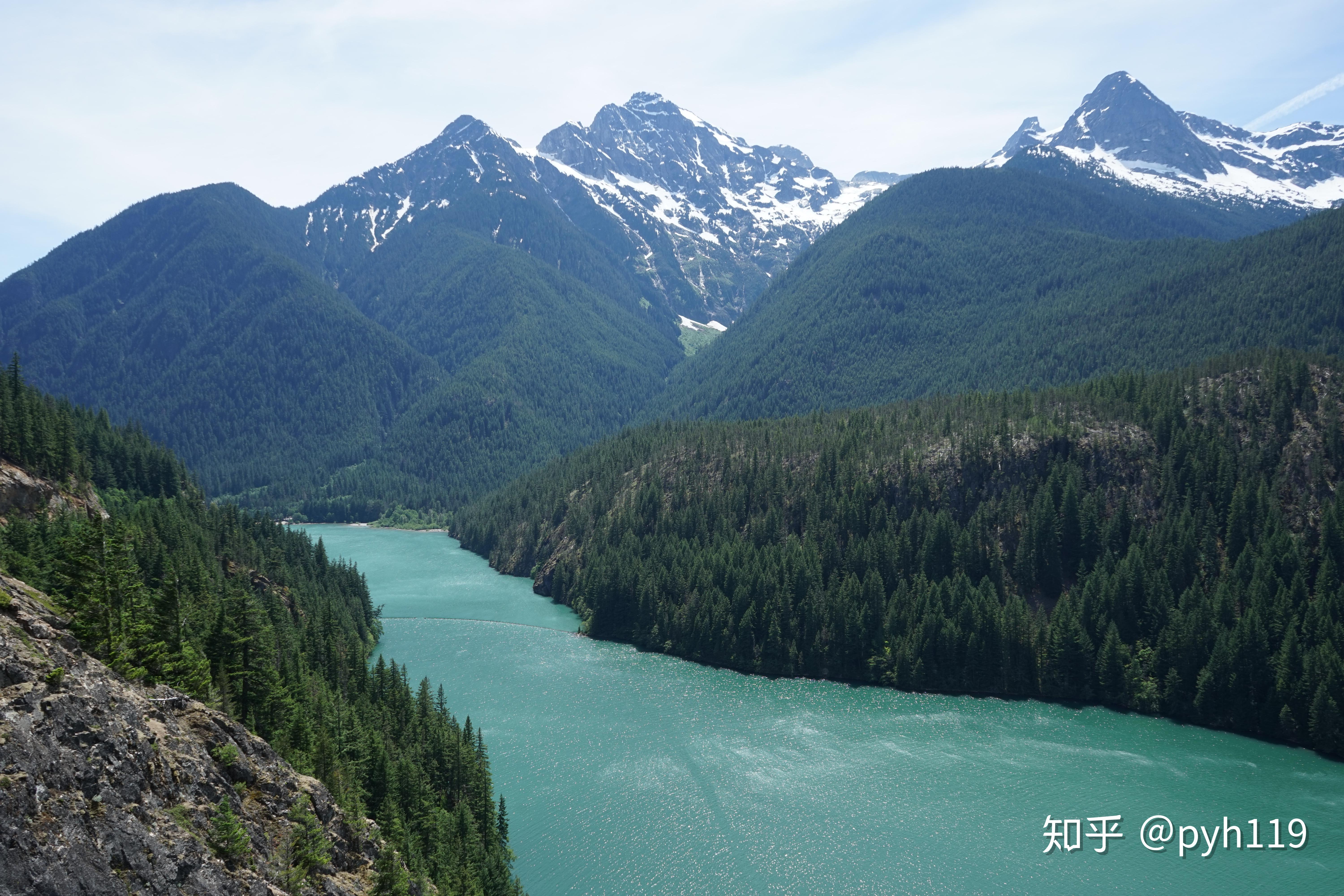 雪山下的翡翠北瀑布国家公园