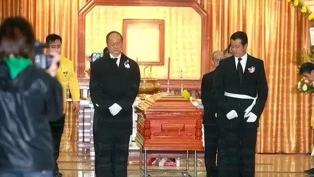 在2009年,恩师林蛟去世,邓光荣和狄龙再次担当治丧委员,送别恩师.