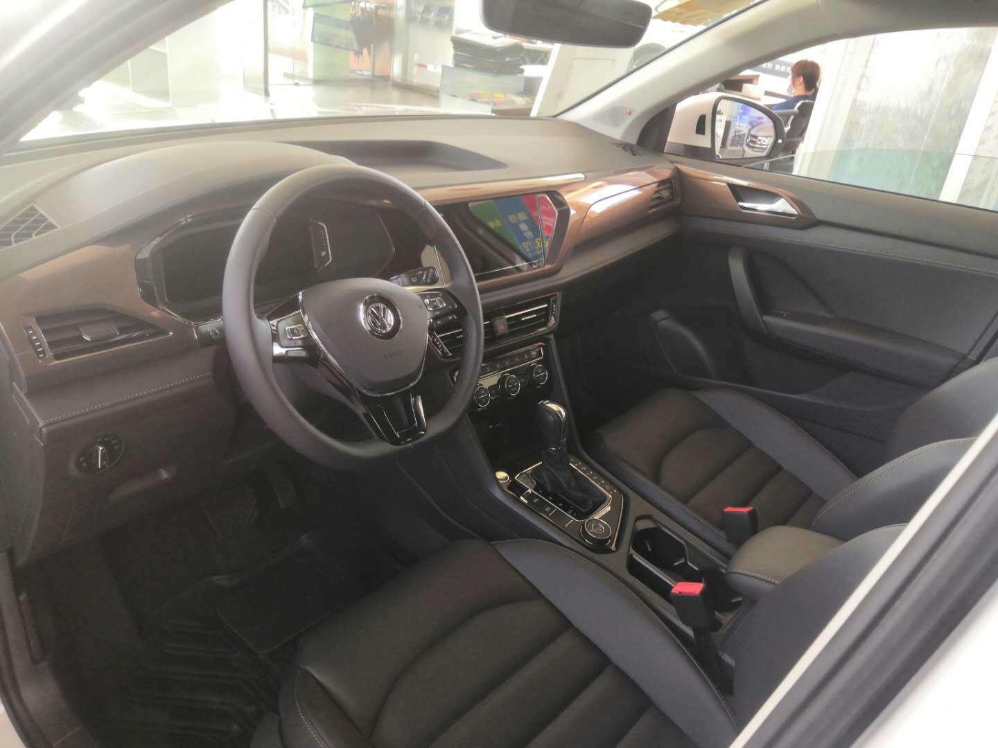 途岳2.0t豪华版和旗舰版区别 v2-d6e049a41d649a0c33f5aff9603b6077_r.jpg