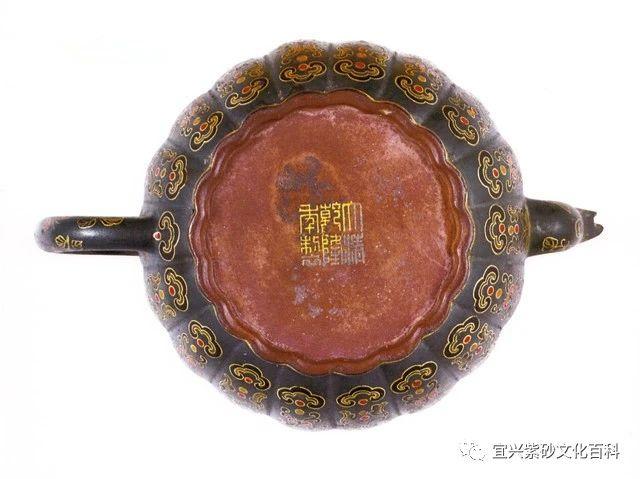 紫砂琺瑯彩為何可以拍出幾千萬? 安清時代 琺瑯彩開窗泥絵魚鳳紋描金