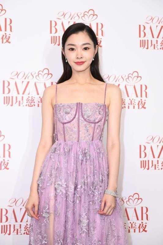 宋轶虽然不丰满 穿吊带连衣裙却勒出副乳 不过开高叉还是很性感 知乎