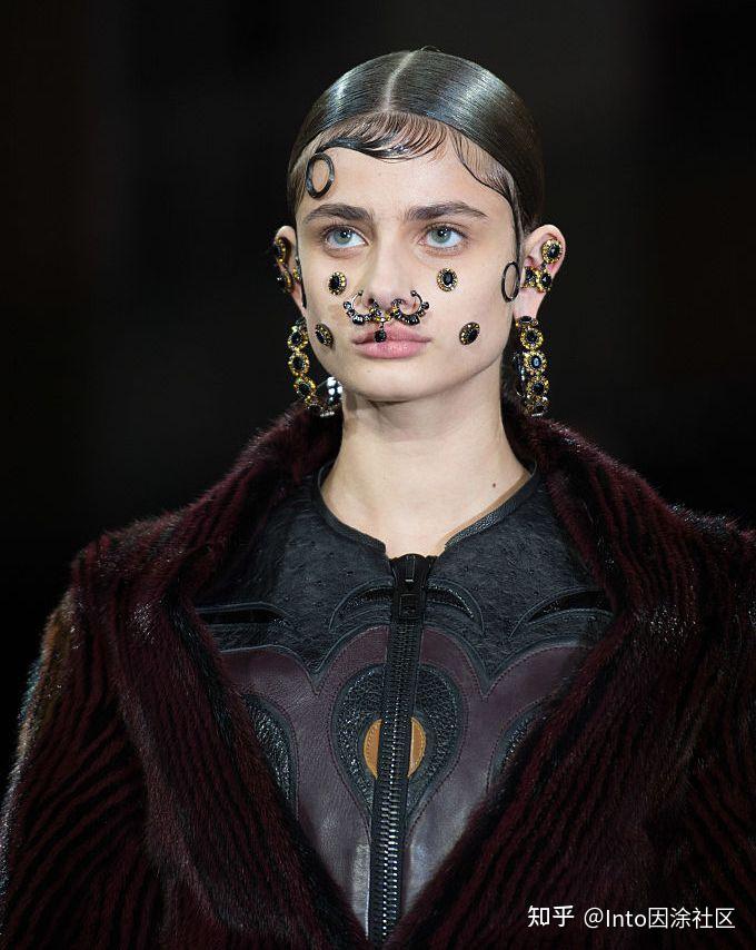 patmcgrath极致的色彩表现力她用前卫的艺术彩妆赋予高级时装全新的