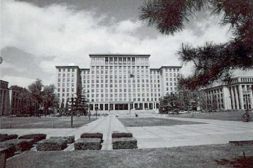 清华大学主楼设计的主要参考对象是1953年建成的莫斯科大学新校区主楼