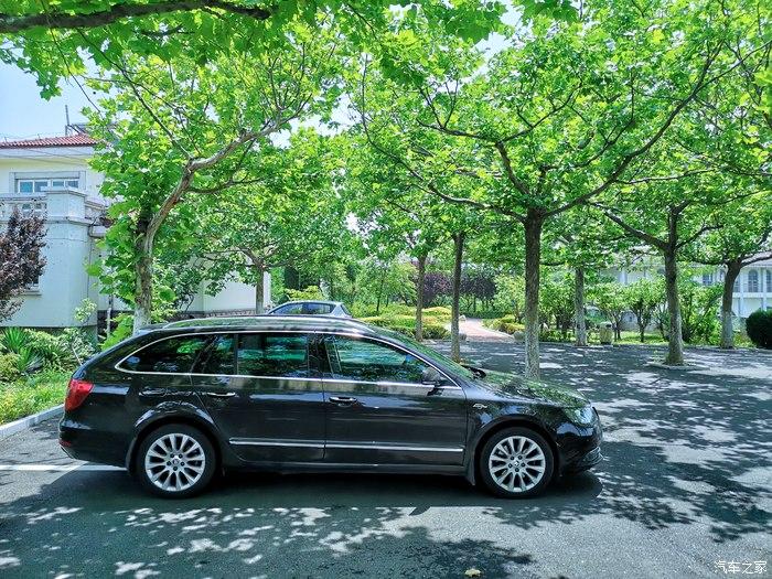 所以七星台宾馆住宿的人不多,停车场里稀稀落落的几辆车