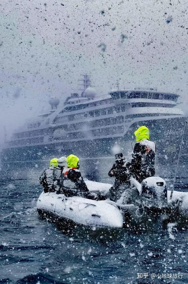 地貌有冰川,峡湾,高山,彩色苔原,巡游更多是以陡峭山脉和冰川冰山为主