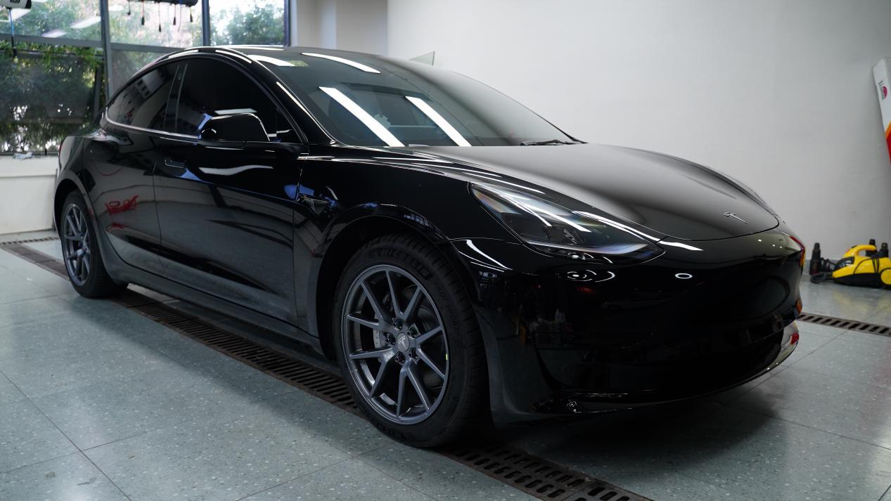 成年人的电动玩具特斯拉model3装贴隐形车衣