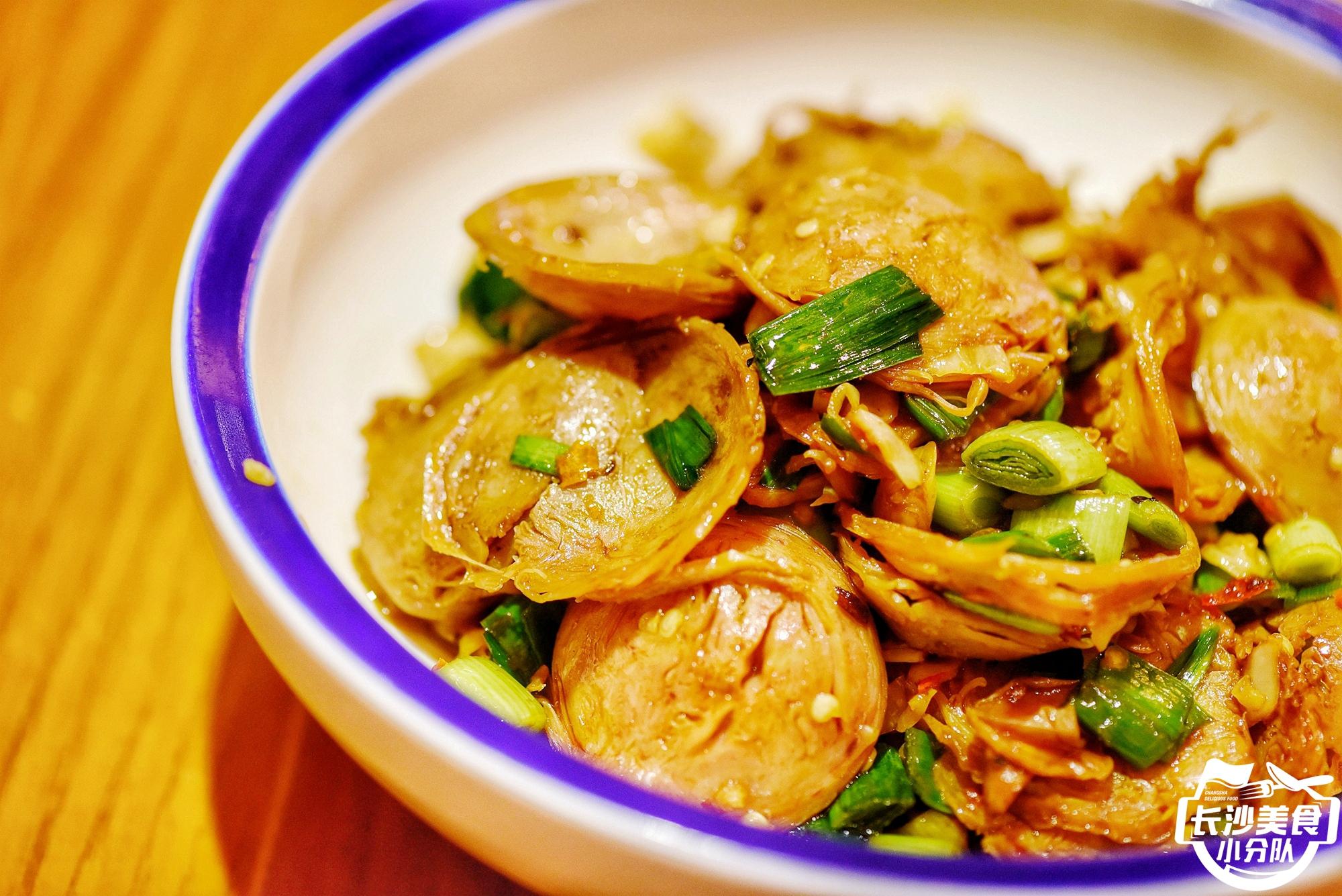 豆辣蒸鲜排骨,牛蛙爱上小土鸡,手剁肉丸汤(时蔬),白辣椒炒捆鸡,浇汁米