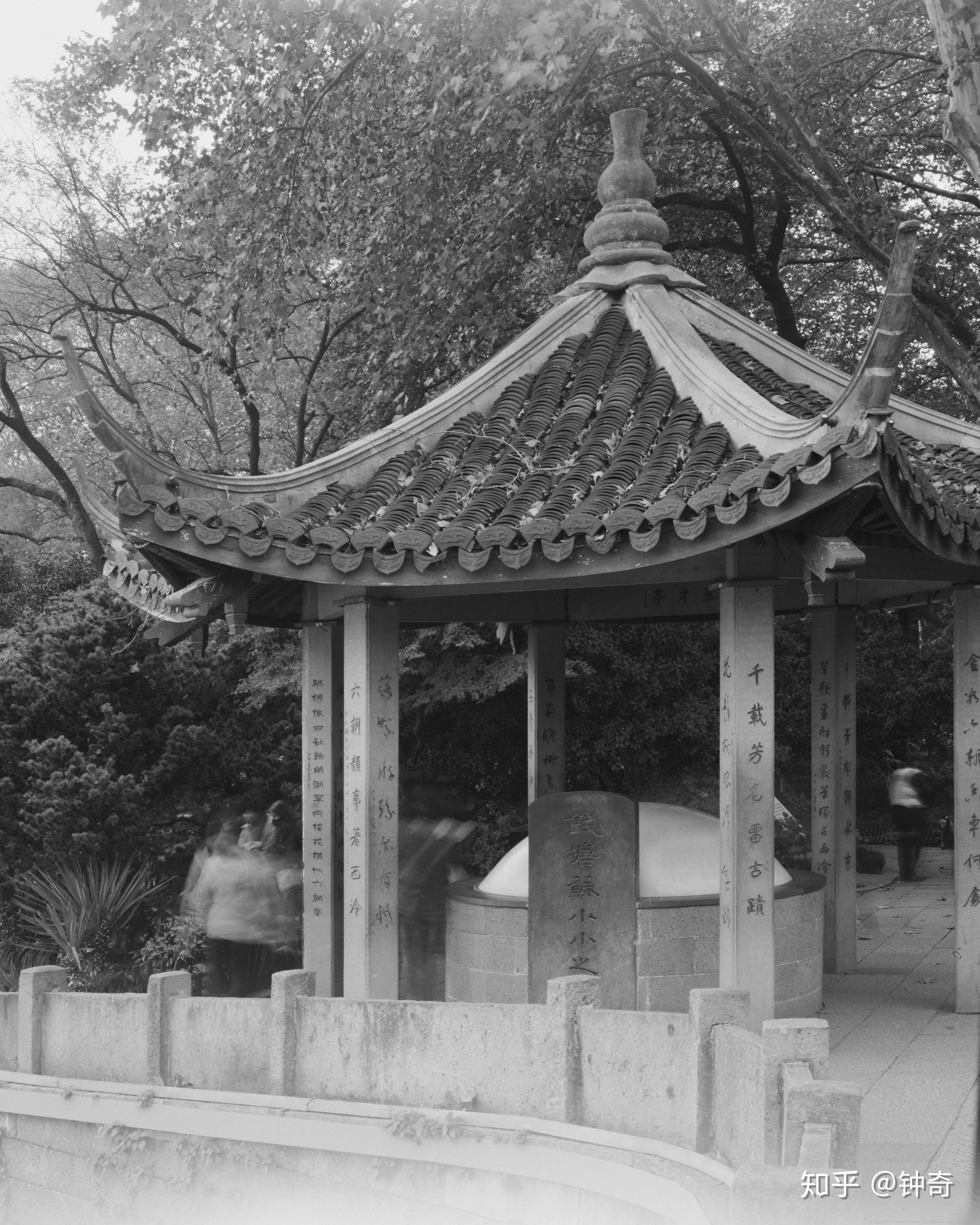 年病逝于杭州西泠桥武松,1026年生于河北清河县,1055年瘐死与狱中武松