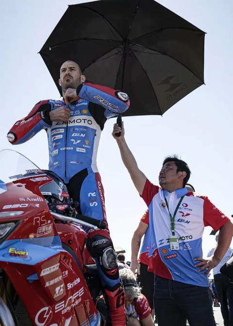 骑张雪机车夺冠的34岁老将瓦伦丁，曾被视为已完全告别主流摩托赛事，这是一个怎样的故事？为何他们能合作？