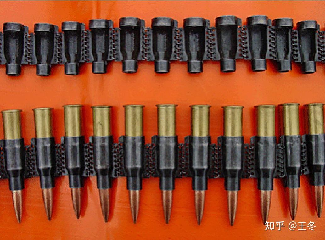 62×54mmr凸缘弹装在不可散式金属弹链中,从枪身的右侧装入pk机枪的进