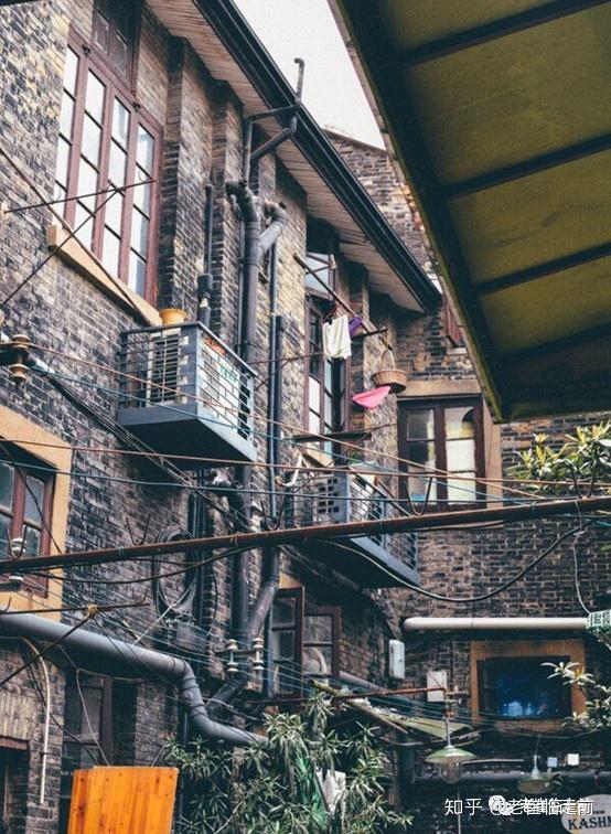 挂着店家扰民的抗议红色横幅,梆在阳台之间,记录着当年破旧革新的阵痛