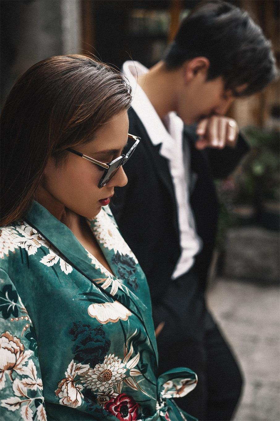 下面为大家收集了很多风景摆拍全身照姿势以及摄影常用的30个美姿,不