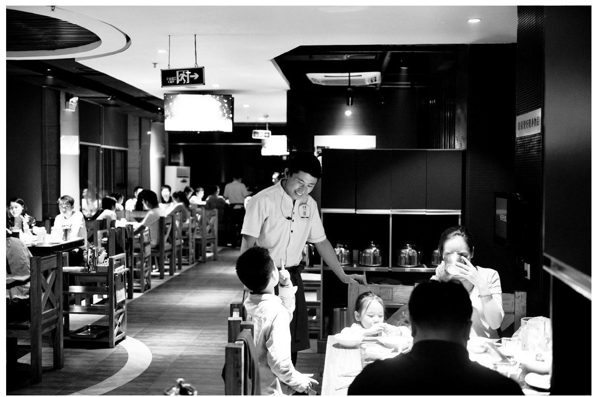 每个巴奴员工都是产品专家,与顾客的沟通均围绕产品来进行