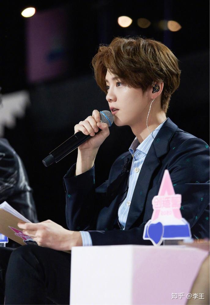 鹿晗录节目穿藏青色西装,造型庄重上档次,这教练谁能不爱? - 知乎