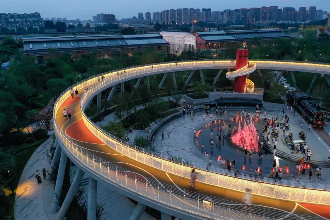 利用复建基座的顶部结构打造的一条空中廊道,游人可通过西南入口的折