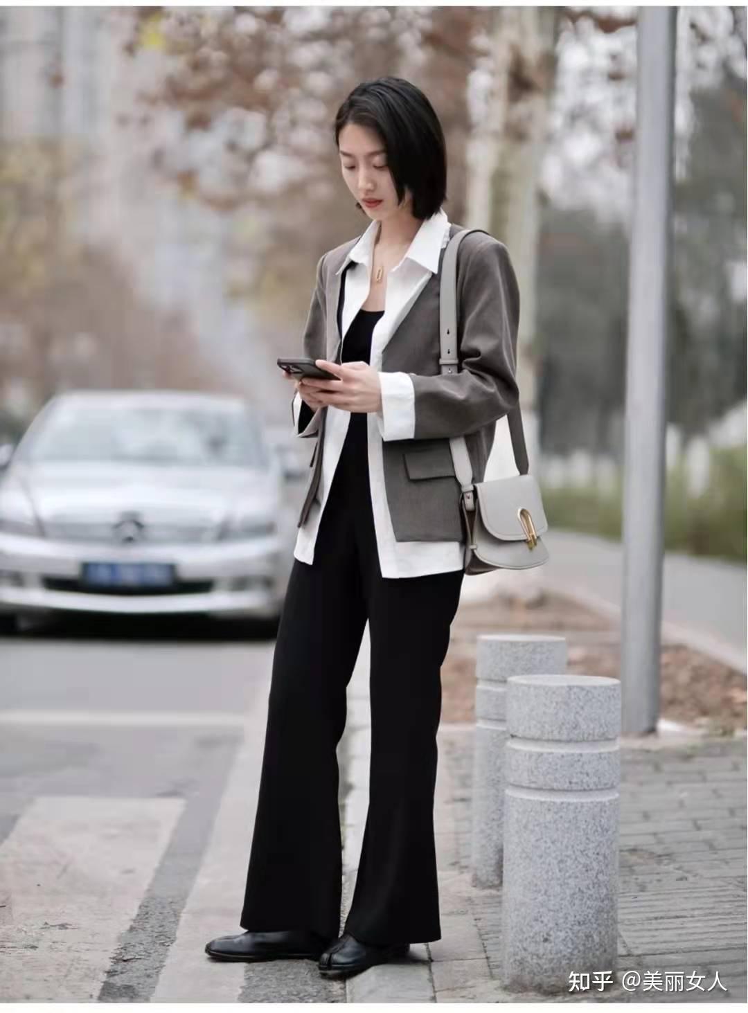 微喇叭裤怎么搭配上衣和鞋子图片