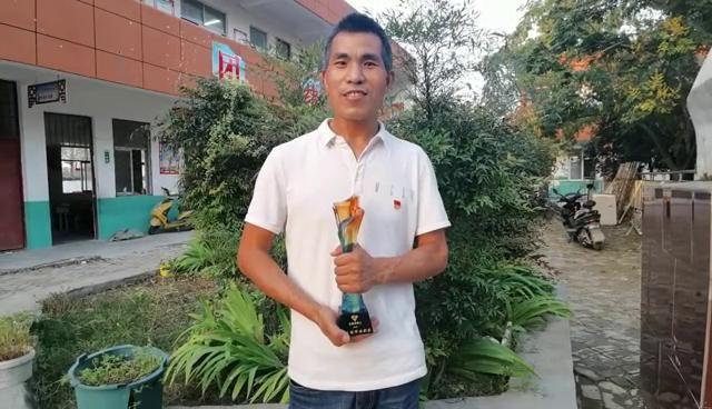 张鹏程刷爆信用卡欠了银行十几万却被评为河南省最美教师