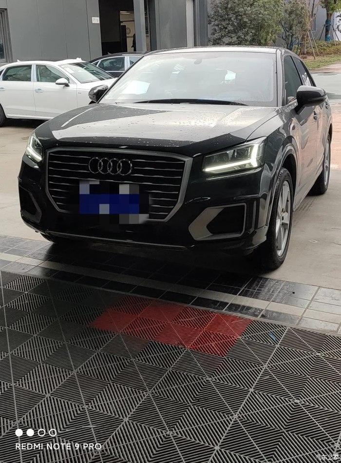 新年换新车奥迪q2l时尚致雅纳诺灰提车作业