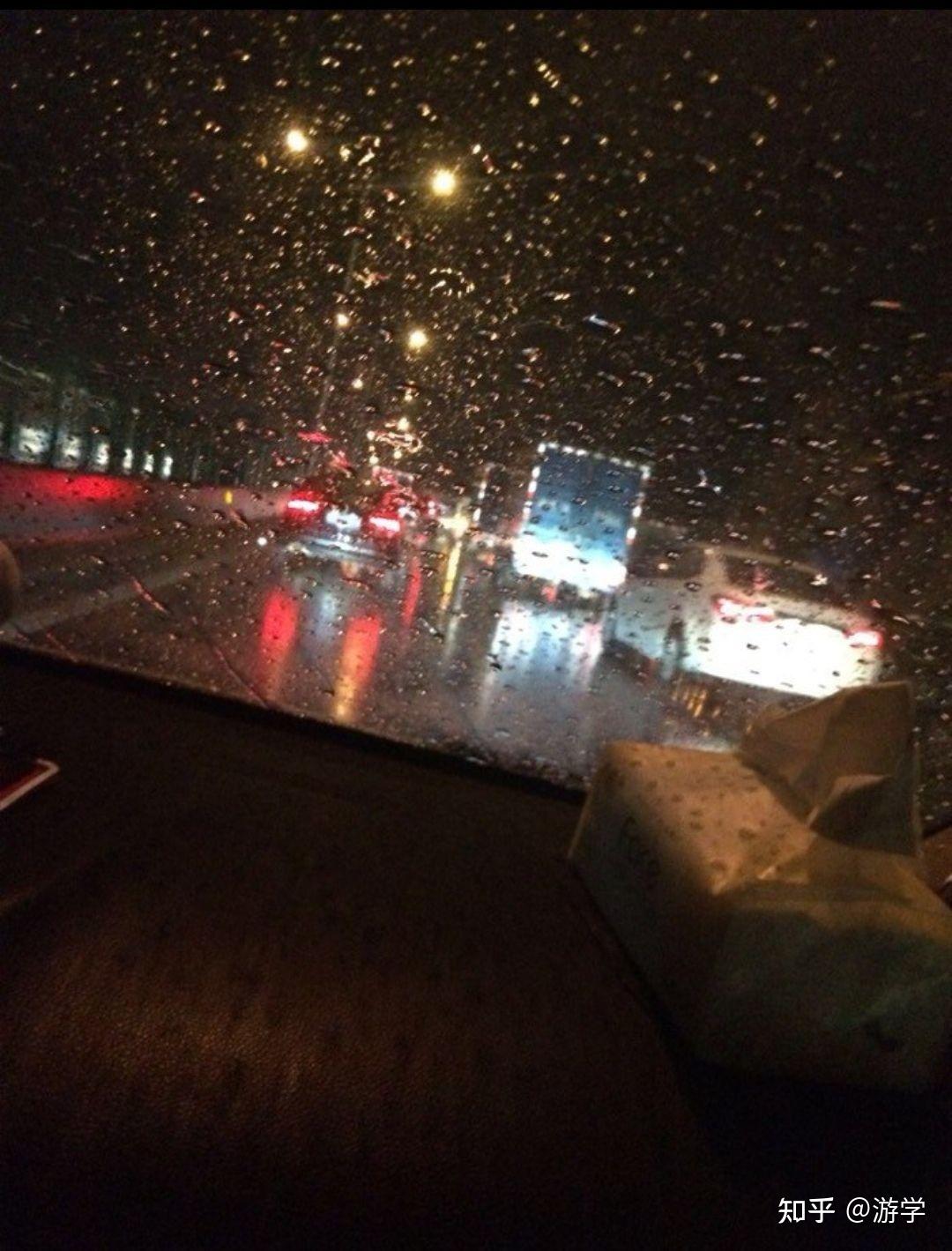 车窗照片雨夜图片