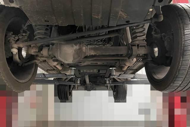 把底盘整体看一眼,油漏的还是挺严重的.