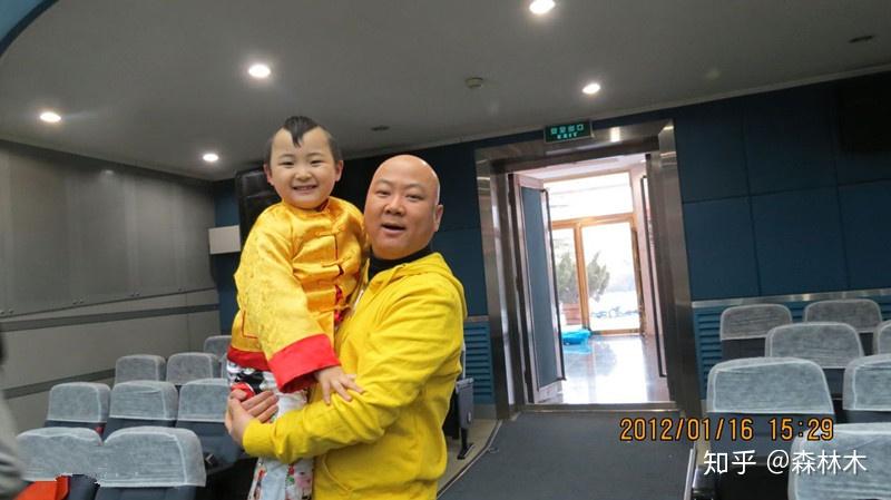 年画娃娃邓鸣贺2岁唱戏3岁登台5岁上春晚8岁去世