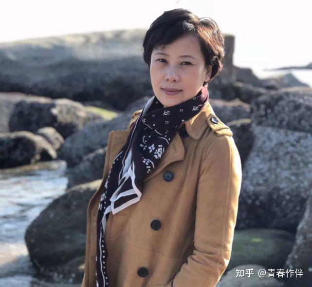 刘英的绘画艺术|一花一世界,一草一精神 - 知乎