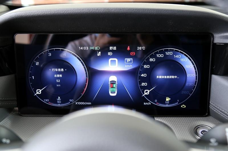 液晶仪表盘也是最新红旗家族设计的款式,读数清晰,个性化显示功能丰富