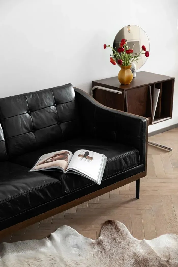 黑色真皮 木质拼接的沙发也让