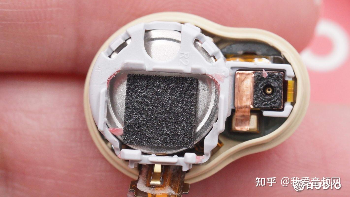 前腔内部结构一览,电池正负极连接到排线上的金属弹片.