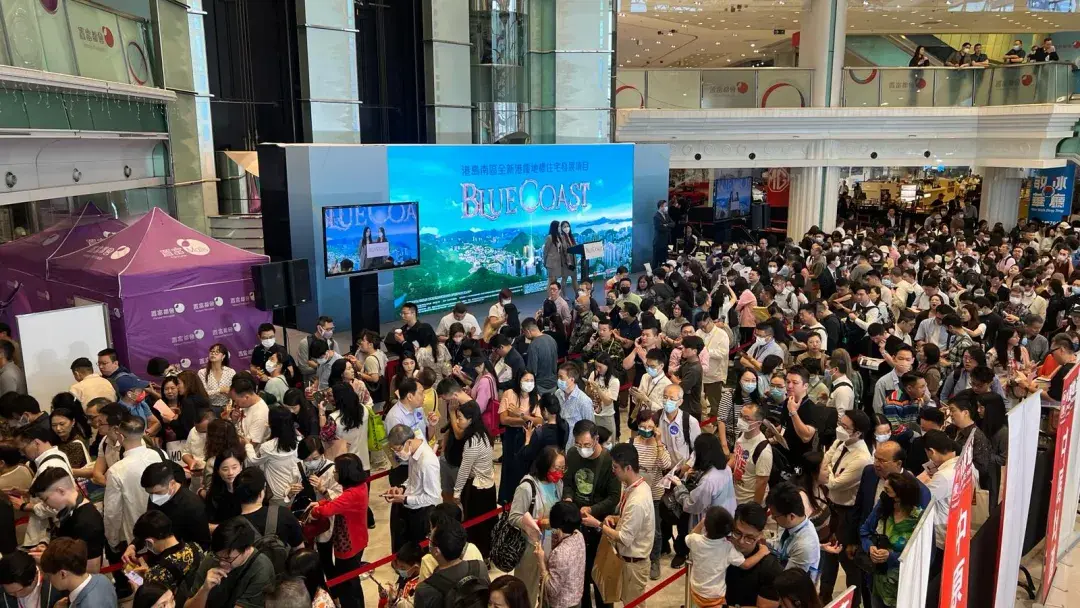 昨天香港又再次出现万人空巷的排队买楼场面