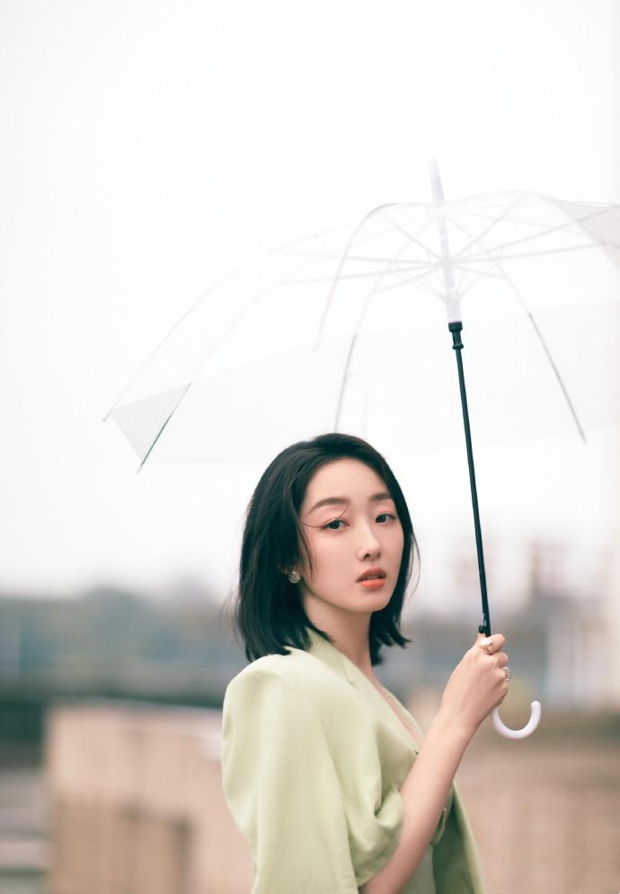 蒋梦婕再解锁新风格果茶绿色抹胸裙搭短发效果清新文艺名门泽佳