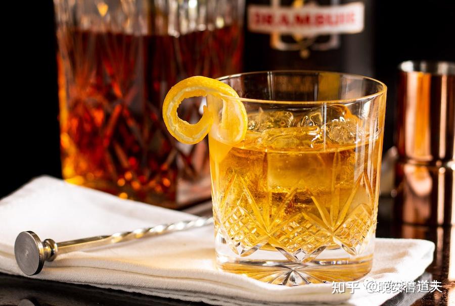 其二,则是非常乡野奇谭,传说当初这杯酒是像螺丝起子那样的概念,其一