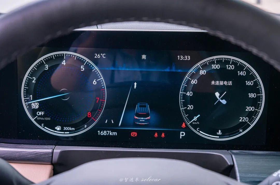 首先是尺寸颇大的hud抬头显示系统,在导航开启时,显示内容异常丰富.