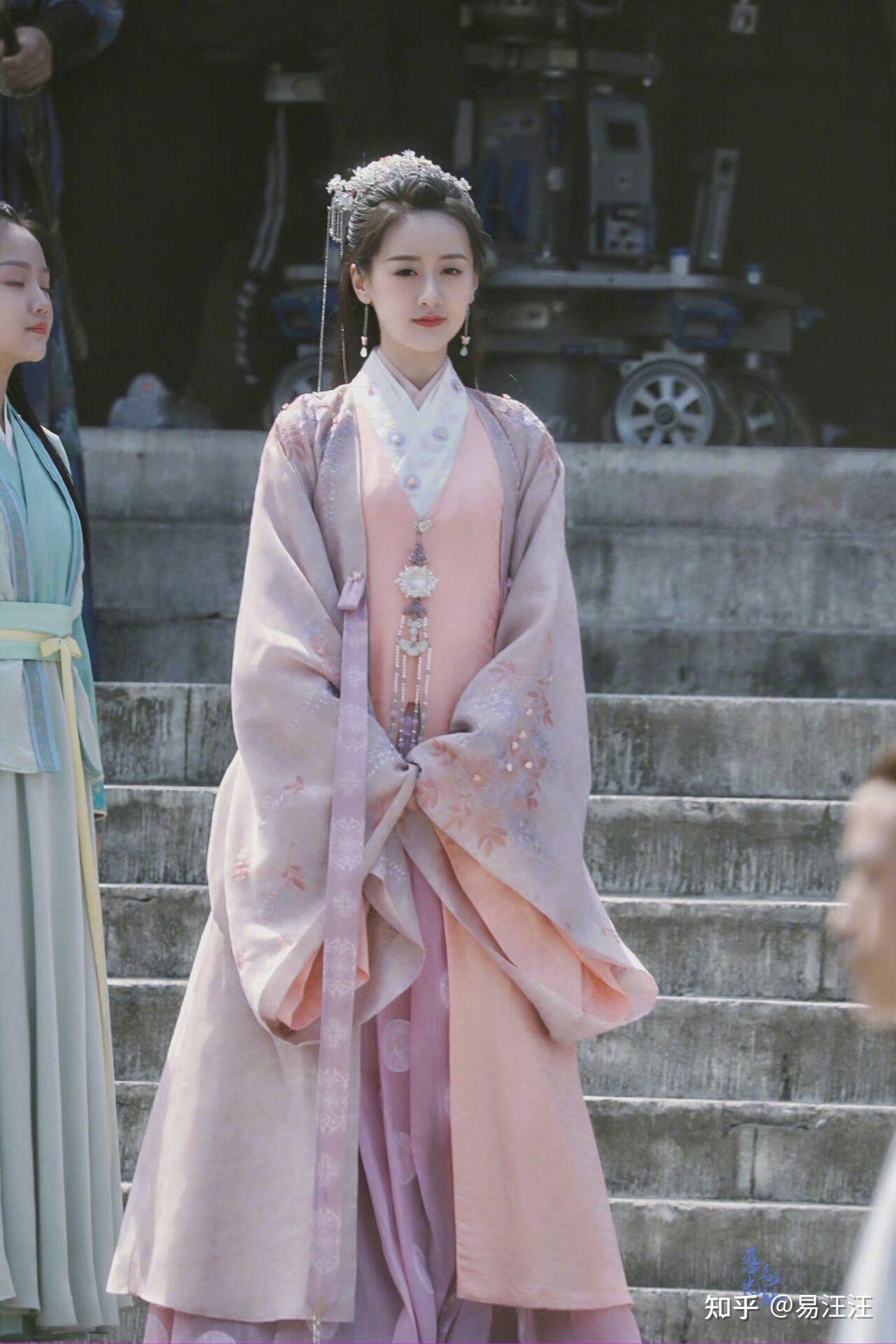 袁冰妍祝卿好的路透图也太美了吧动起来得女鹅真的好可爱这剧什么时候