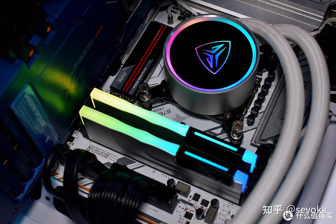 上角有光威的logo,中间为内存的外观简图, 右下方标注了内存参数cl32