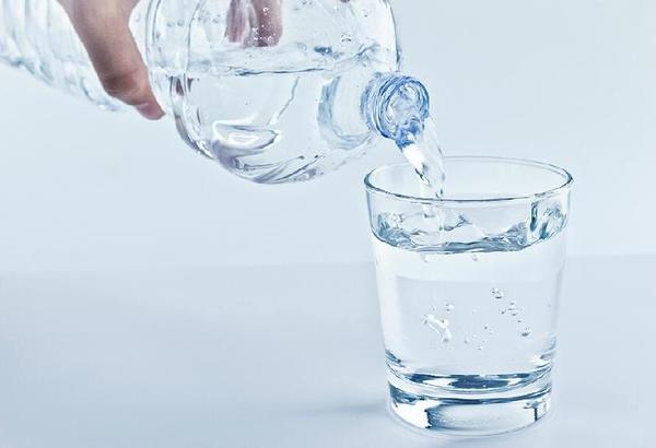 20块一瓶的矿泉水，靠什么“征服”讲究性价比的年轻人 - 知乎