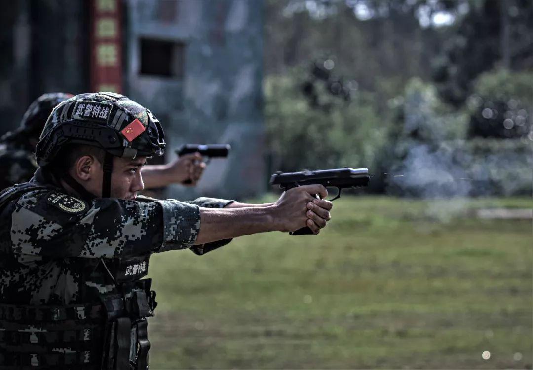 直击实拍武警特战队员实弹射击训练