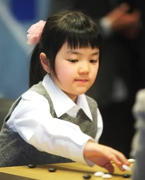 她叫仲邑堇来自日本,2009年3月2日出生于大阪.