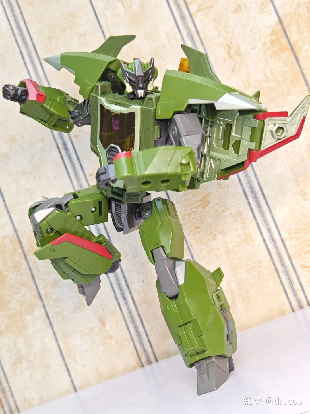 虽然肩甲看上去非常大,但是天震给出了类似于铠甲类