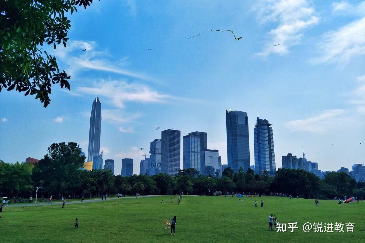 蓮花山公園蓮花山公園是深圳的後花園,位於福田cbd內,可以俯瞰繁華的