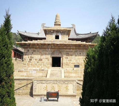 根据寺内宋碑,法兴寺始建于十六国后凉神鼎年间(401~403年),整体布局