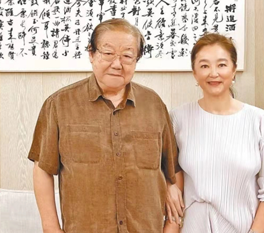 68岁林青霞疑不穿内衣惹争议与男友人合影坐c位被嘲胖如大妈