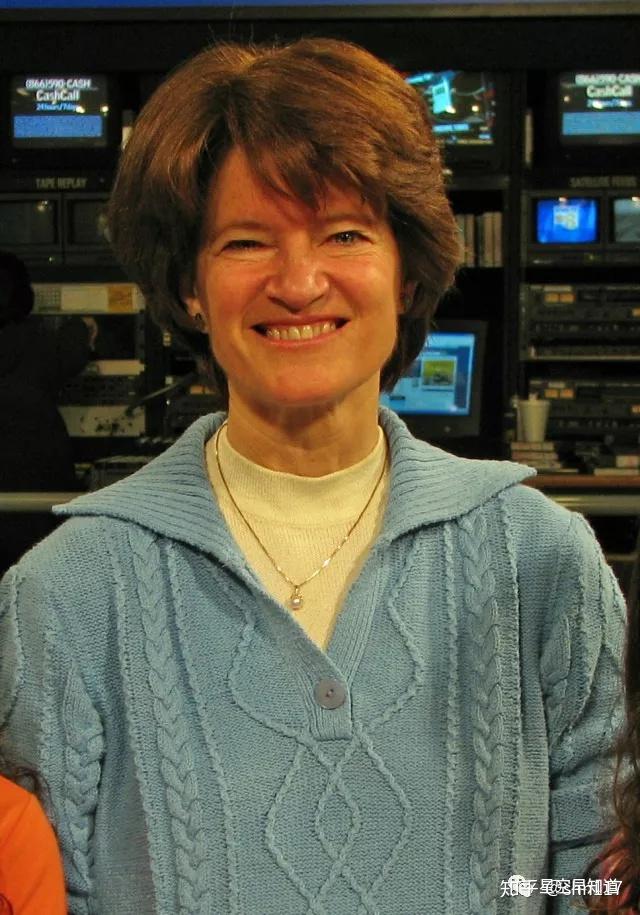 天文史上的今天萨利赖德美国第一位女宇航员的故事