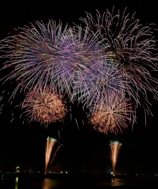 谁说花火大会只属于夏季 冬季的白雪和花火同框 更是限定美景 知乎