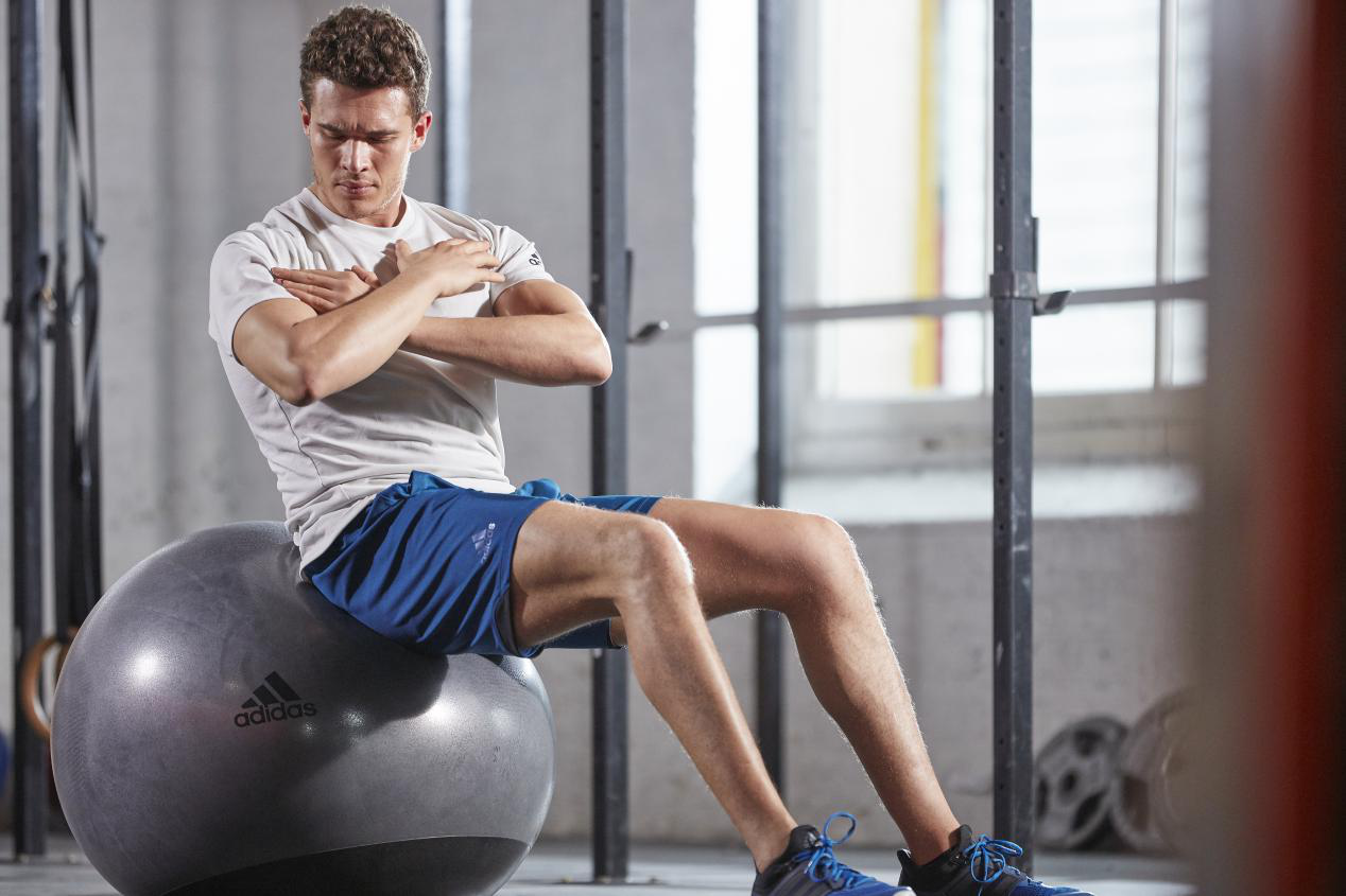 矫正办公室病adidas教你用健身球练出好体格