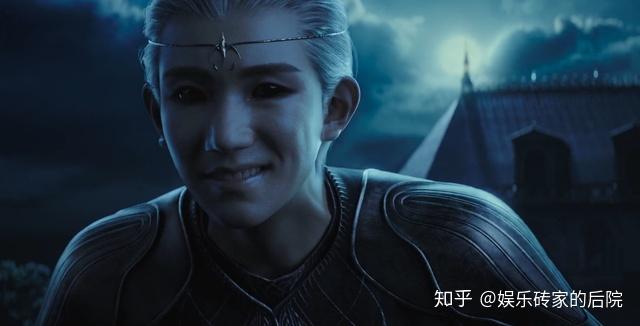 启用了当时tfboys里最火的王源,让他饰演出逃的白银祭司这一重要角色