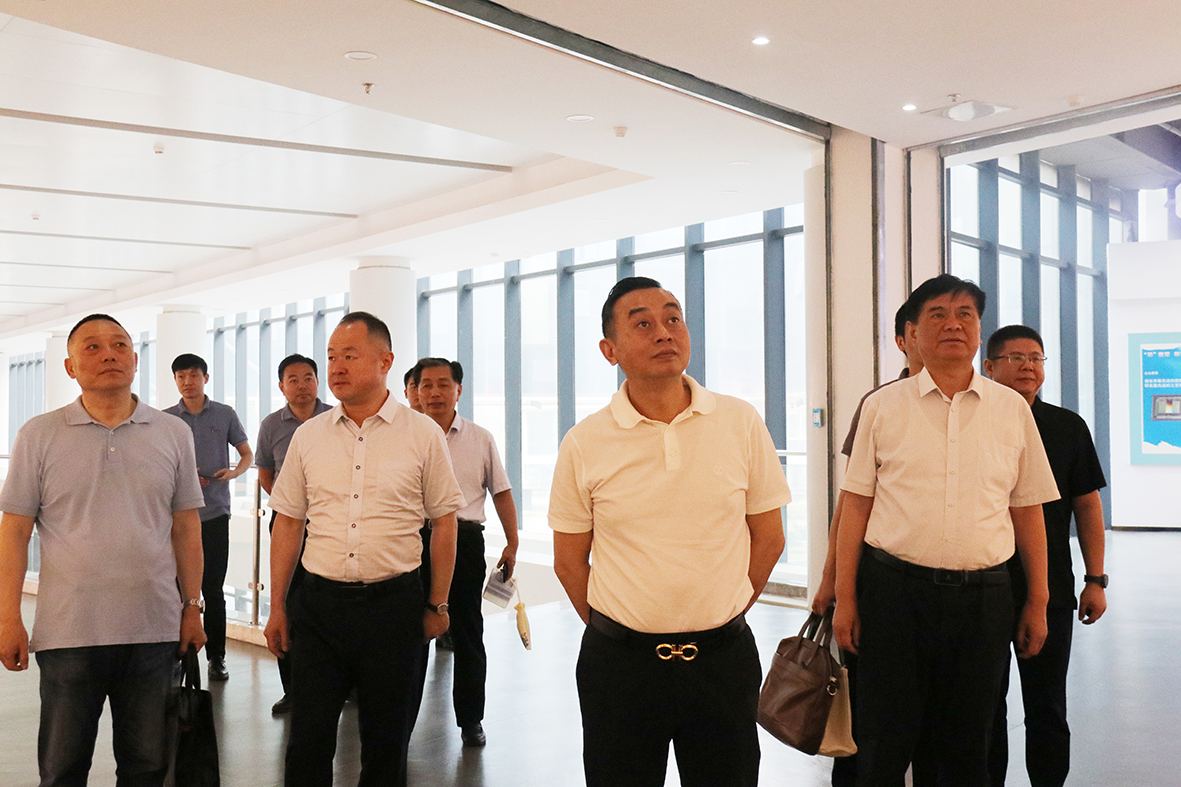 在富煌钢构董事长曹靖的陪同下,海波重科董事长张海波,钢构管家营销