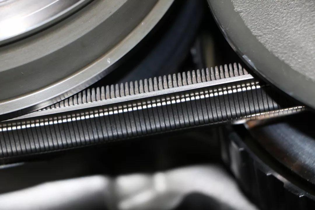 cvt变速箱的核心机构如上图所示,主要通过钢带传动(由博世提供),一共