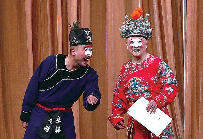 块白玉,久而久之,丑角的脸上就留下了——块白,这就是我们今天戏曲舞