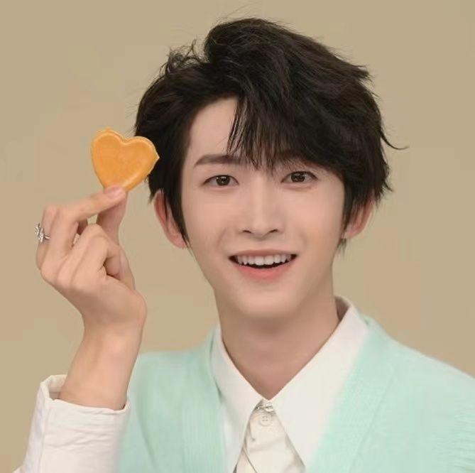 听说c位出道的国际男团into1队长刘宇妆很浓